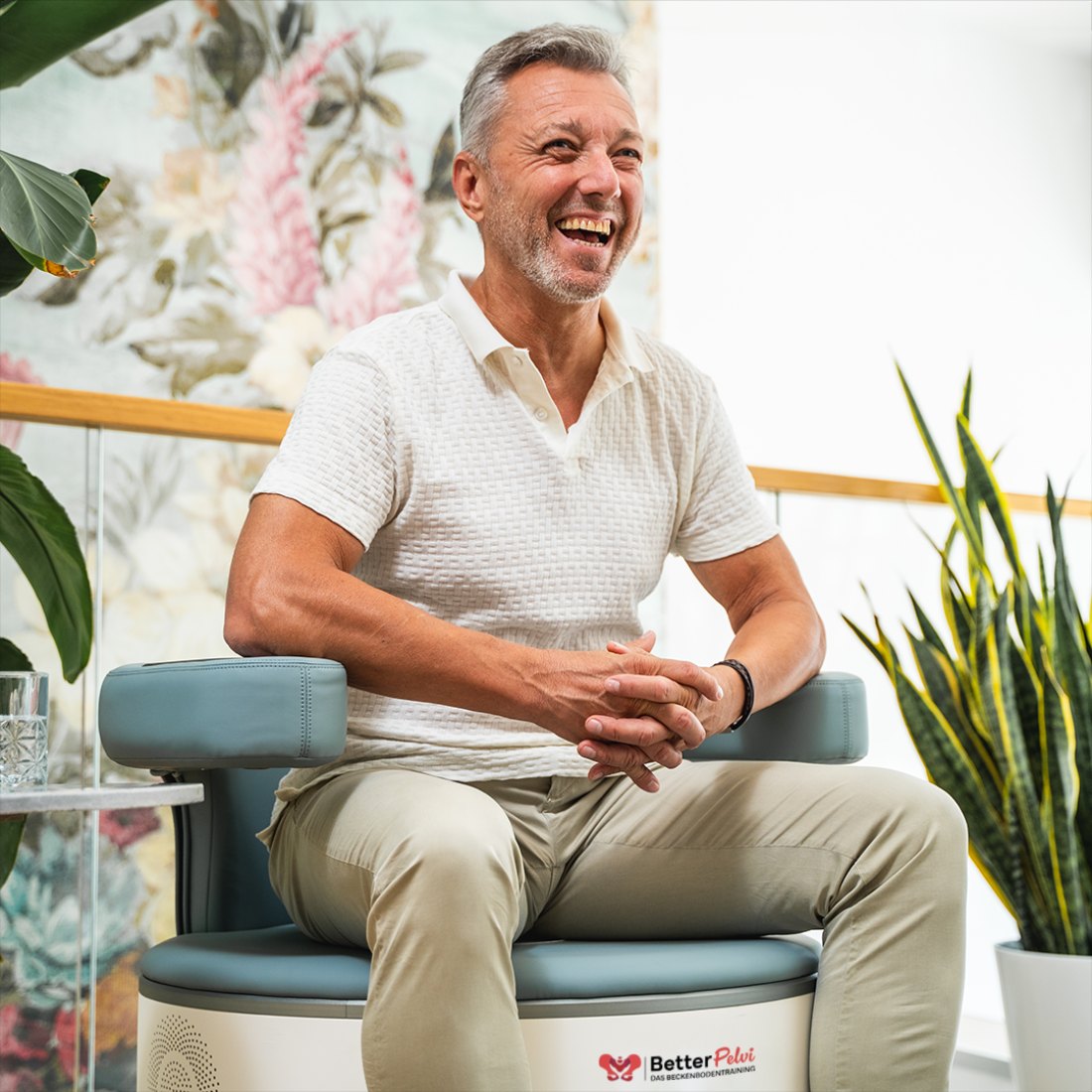 Mann beim Beckenbodentraining auf dem Magnetwellenstuhl bei Geestglanz