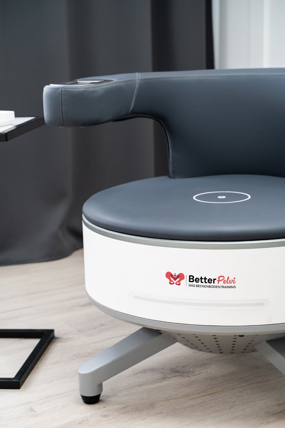 BetterPelvi Magnetwellenstuhl im Geestglanz Studio