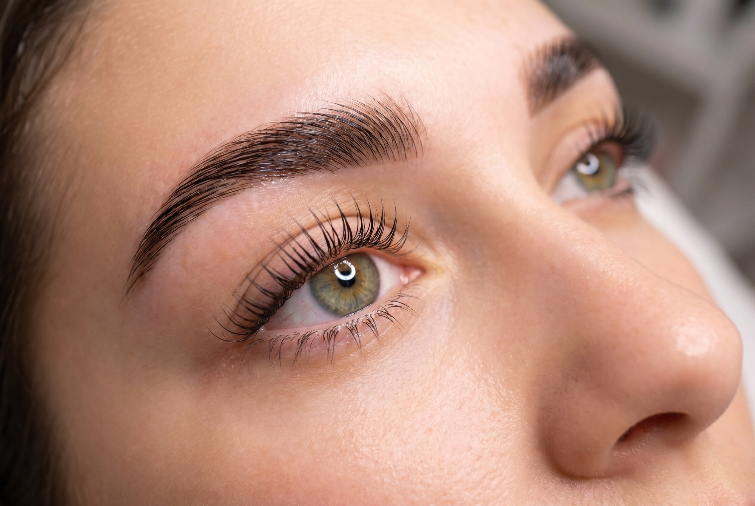 Nahaufnahme von gelifteten Wimpern und definierter Augenbraue