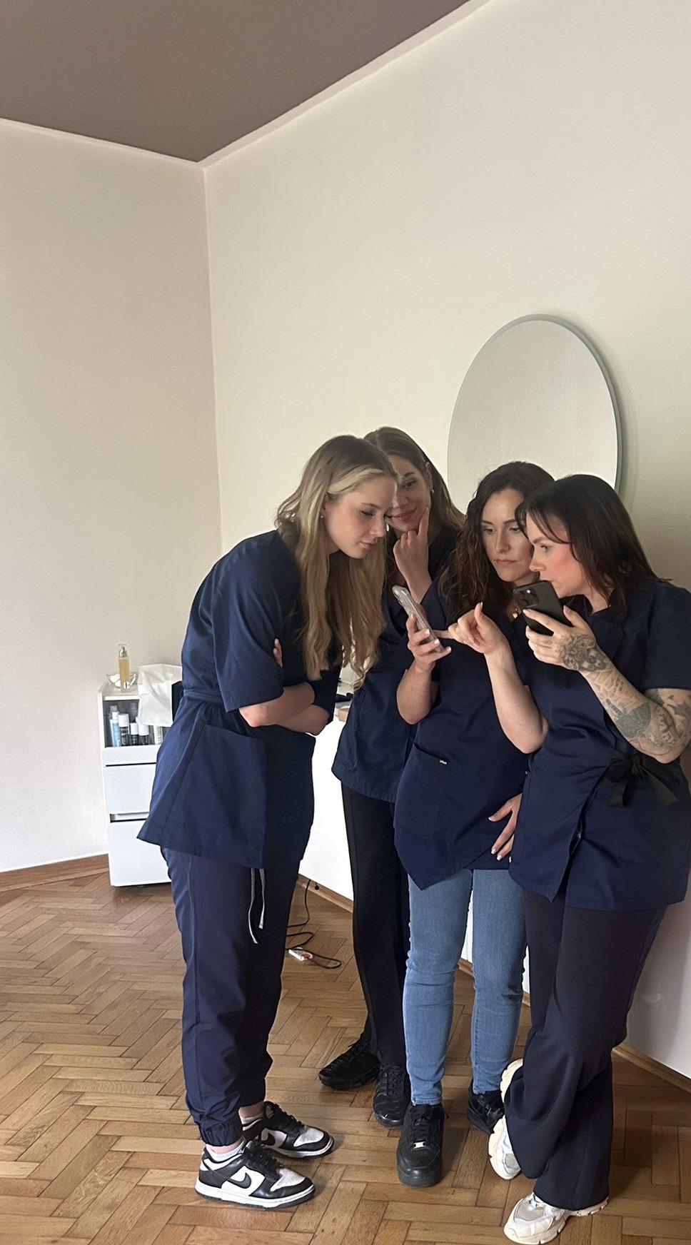 Das Geestglanz-Team in Marine-Kasacks im Studio