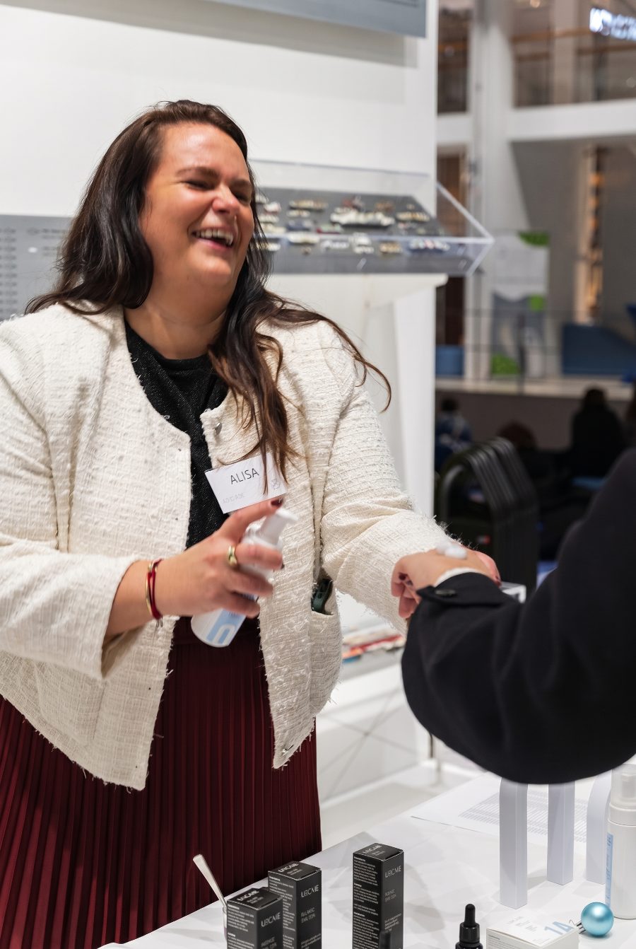 UeCare am Messestand – Alisa präsentiert die Pflege